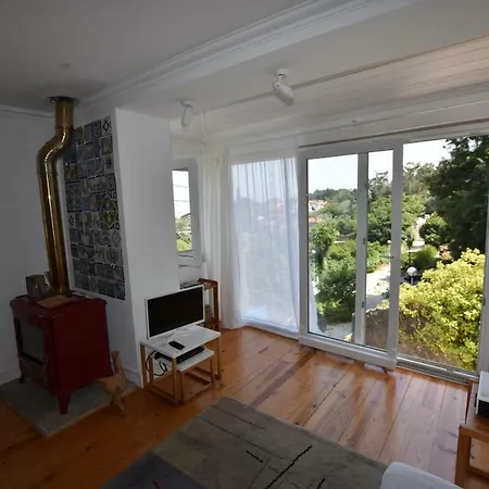 Sintra, Friendly 3 Bedroom On The Hillside *